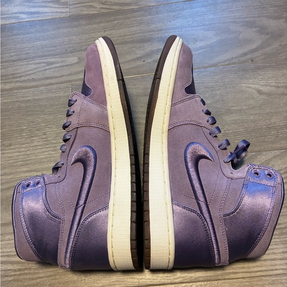 Women’s Jordans - Picture 4 of 7